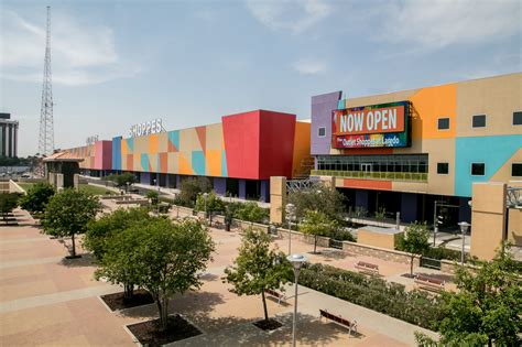 Laredo outlets - LAREDO, Texas — Around three years ago, the Horizon Group built a massive outlet mall, the Outlet Shoppes at Laredo, on the American side of the Rio Grande.The mall, with more than 50 stores, is ...